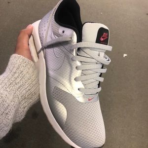 Nike Air Max Tavas in Metallic Silver size 6 w